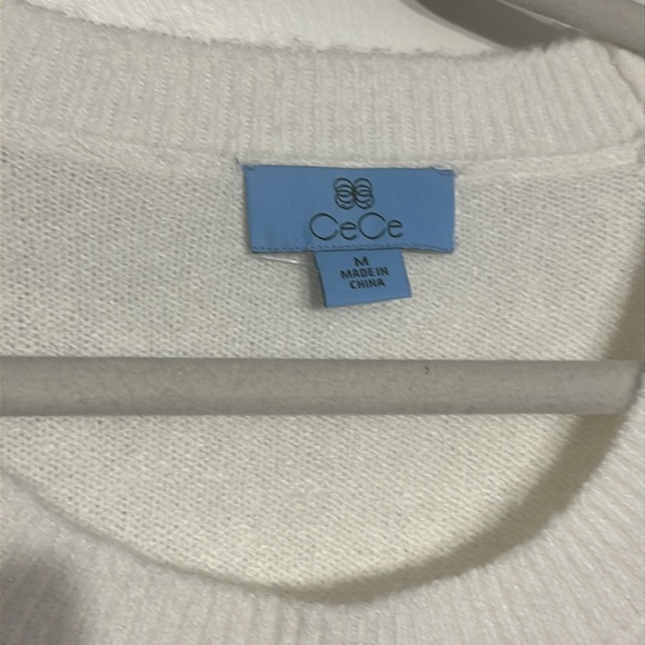 NWOT. Woman’s CeCe Cozy White and Gray Sweater with hearts on sleeves. Size M - Picture 2 of 5